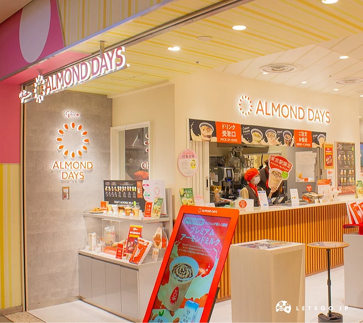 ALMOND DAYS 甜點店櫃檯,亮著橘色光芒的圓點標誌懸掛於牆面。